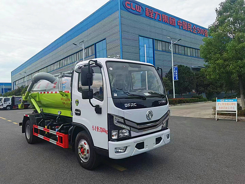 東風小多利卡5方吸污車