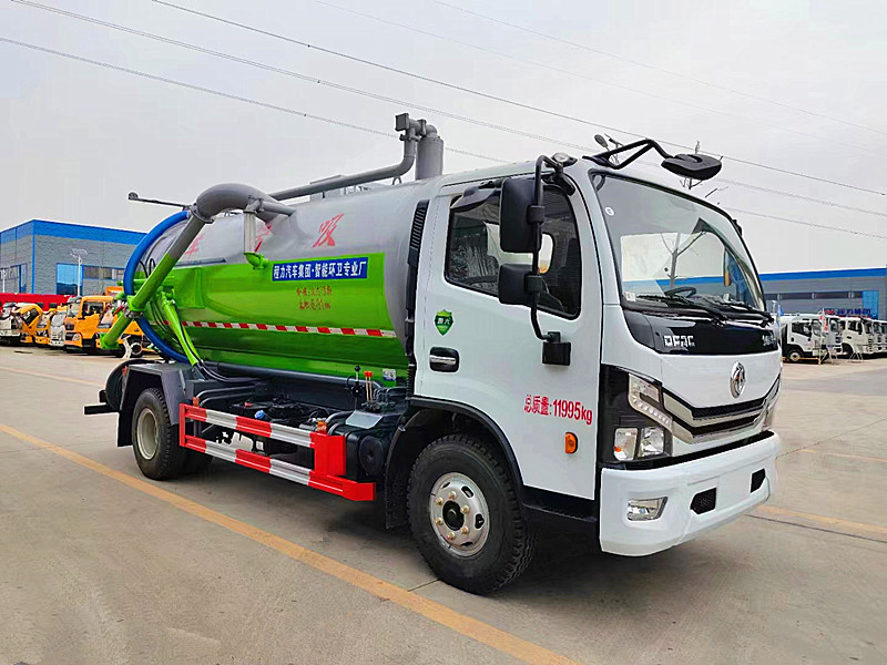 東風大多利卡8方吸污車